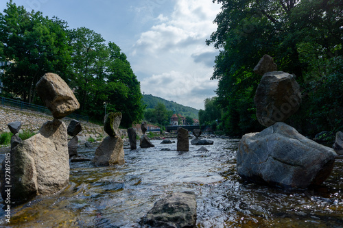 Fluss Dreisam mit Steinkunst