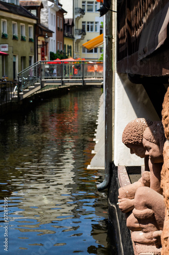 Fischau Kunst Kinderpärchen Wasser photo