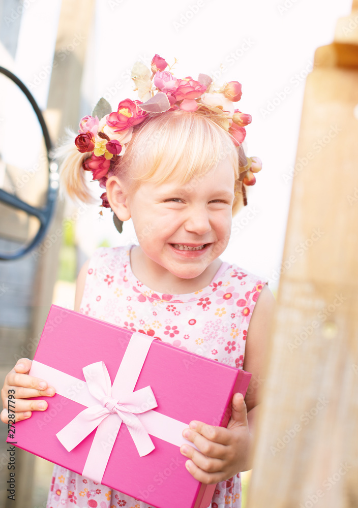 Süßes Mädchen lacht mit Geschenk Süßes Mädchen lacht mit Geschenk
