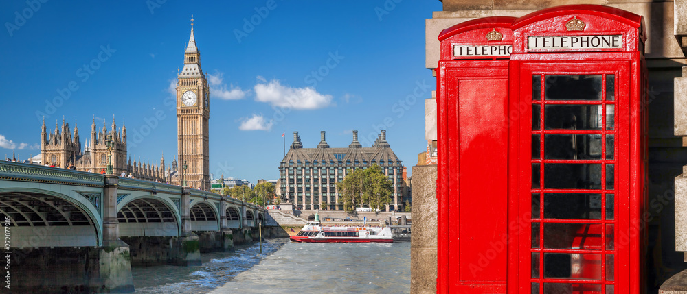 Fototapeta premium Symbole Londynu, Big Ben i czerwone budki telefoniczne z łodzią na rzece w Anglii, Wielkiej Brytanii