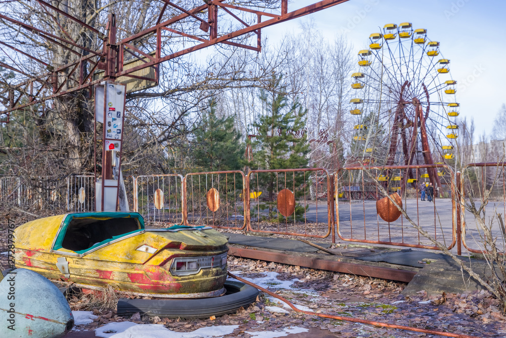 Cercles muraux Parc d&#39;attractions abandonné à Pripyat, dans la zone  d&#39;exclusion de Tchernobyl, Ukraine - Nikkel-Art.fr
