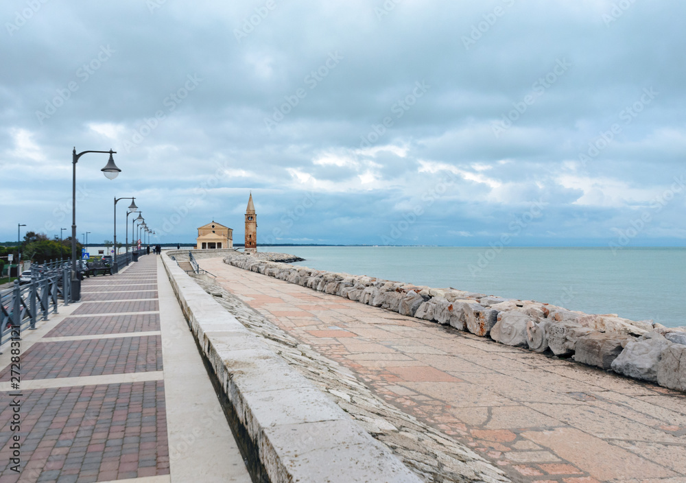 Colorfull embankment in Caorle with lanterns, day foto