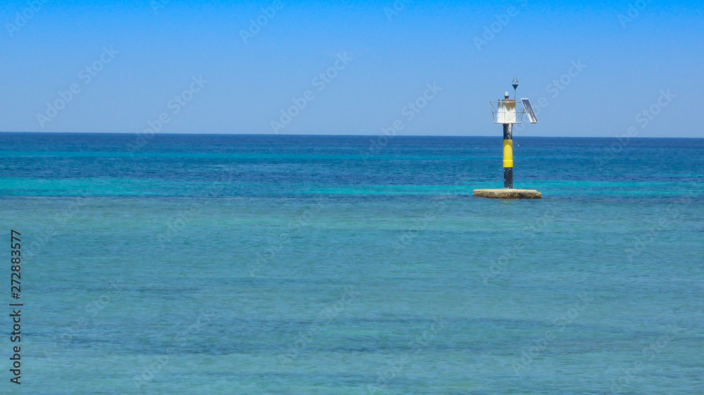 Leuchtturm im Meer vom Strand fotografiert