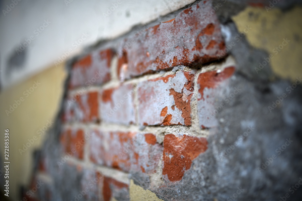 Historische alte Backstein Wand im Denkmalschutz. Schaden an Mauerwerk Fassade