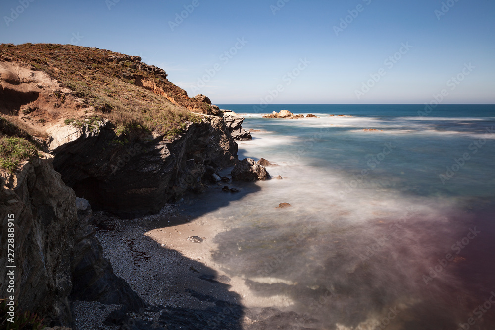 Rota dos pescadores, Costa Alentejana no sudoeste de Portugal, com as suas formações rochosas e águas transparentes, onde se pode ver a tonalidade avermelhada que as algas conferem á água.