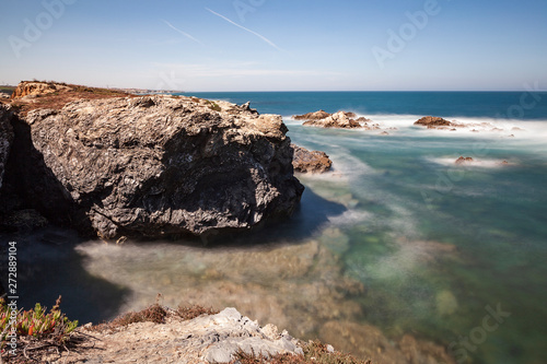 Localizada no sudoeste de Portugal, a Costa Vicentina é caracterizada pelas suas formações rochosas e um mar de águas cristalinas, onde se pode ver o fundo a uma boa profundidade.