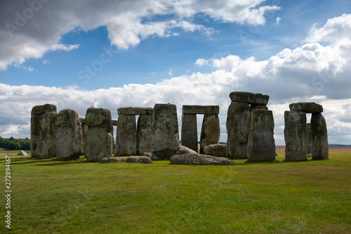 Conjunto megalítico de Stonehenge con cielo azul y nubes en Reino Unido