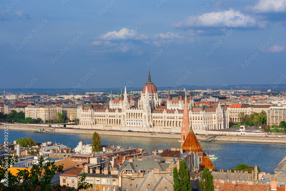 Naklejka premium Piękny widok na zabytkowe centrum Budapesztu ze słynnym węgierskim parlamentem i Dunajem