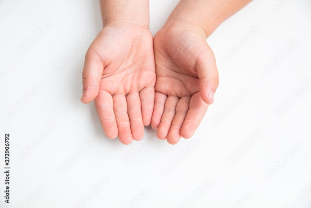 白背景に子供の両手を広げている生命助け合い