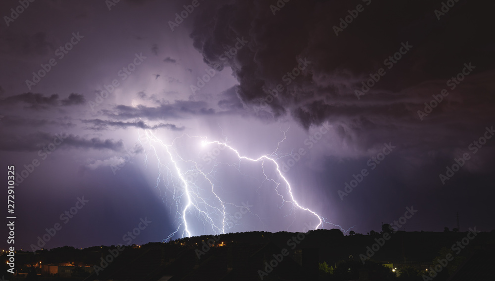 Orage et éclairs dans le ciel de nuit en Belgique par temps très nuageux Orage et éclairs dans le ciel de nuit en Belgique par temps très nuageux