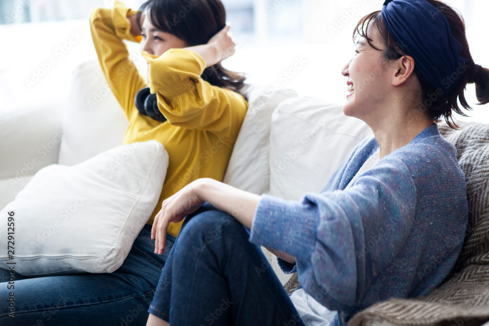 シェアハウスで仲良く会話するふたり シェアハウスで仲良く会話するふたり
