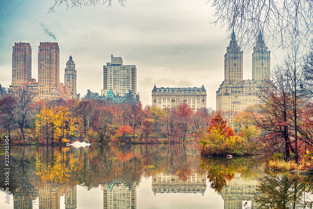Obraz premium The lake in Central park, New York City at autumn day, USA