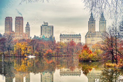 Leinwand Poster The lake in Central park, New York City at autumn day, USA