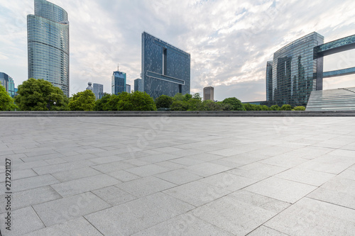 Panoramiczna linia horyzontu i nowoczesne biurowce z pustą drogą, pustą betonową posadzką