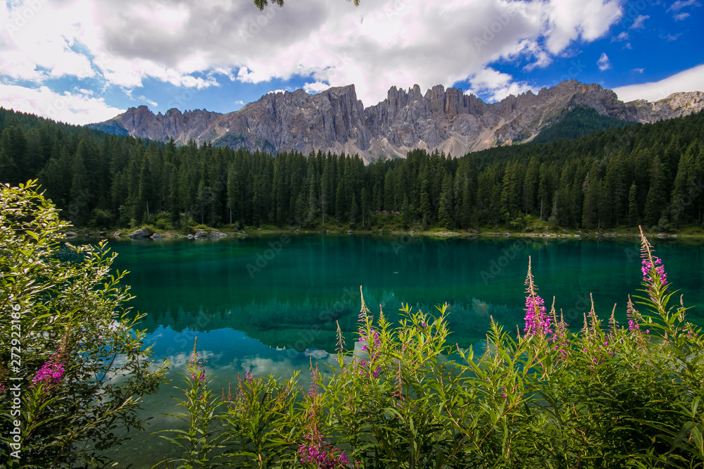 Veduta panoramica dello splendido lago di Carezza in Val d'Ega, Trentino