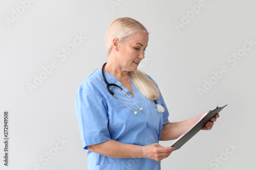 Mature medical assistant wi...