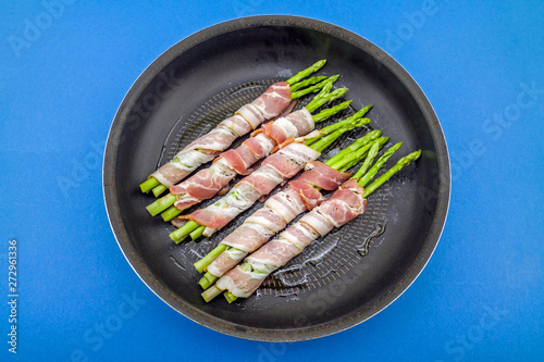Obraz na płótnie Tasty bacon wrapped asparagus in frying pan w salonie