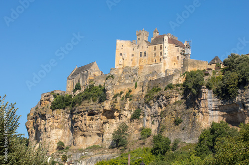  The medieval Chateau de Beynac rising on a limestone cliff above the Dordogne River. France, Dordogne department, Beynac-et-Cazenac © wjarek