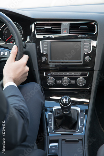 Business Mann bedient Autoradio in Mittelkonsole von Mittelklasse-PKW © markus_schelhorn