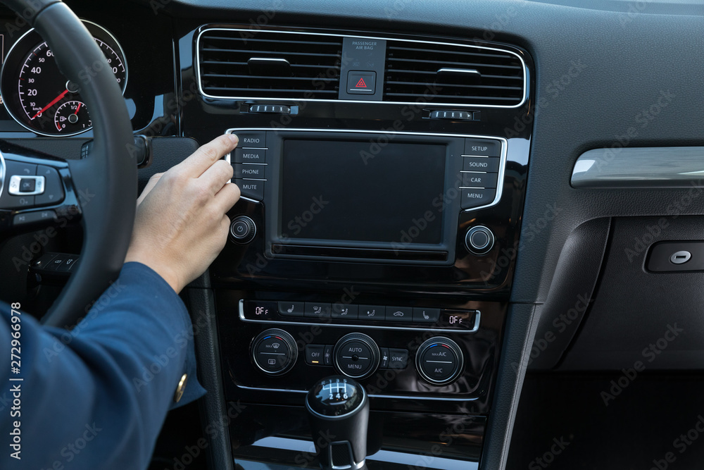 Business Frau bedient Autoradio in Mittelkonsole von Mittelklasse-PKW