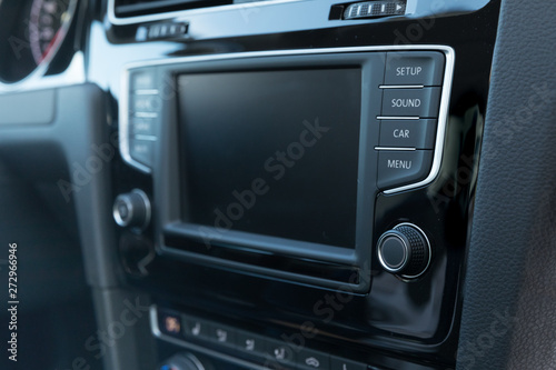 Autoradio in Mittelkonsole von Mittelklasse-PKW