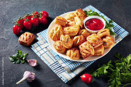 Fotografie Puff pastry buns with minced chicken meat
