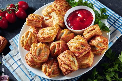 Bilde på lerret Puff pastry buns with minced chicken meat