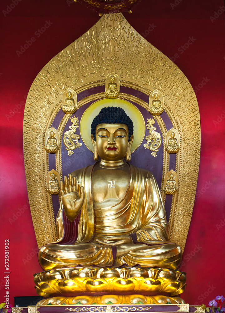 Obraz premium The huge Buddha statue in a buddhist temple. Changsha, China