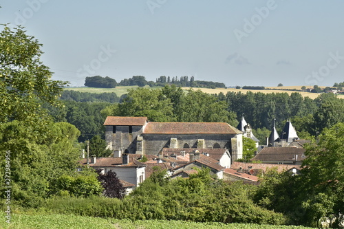 Emergeant de la nature luxuriante en été ,le village de Champagne avec son église médiévale de style romane ,ses fermes rustiques et les tourelles de son château ,Au Périgord Vert