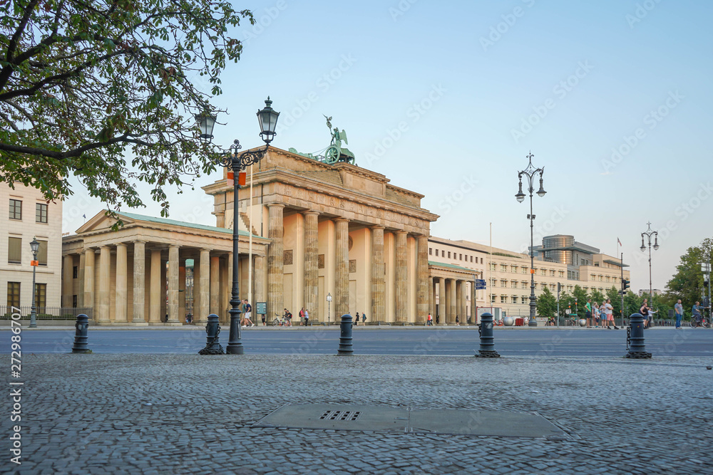 Obraz premium Brandenburger Tor in Berlin am Platz des 18. März