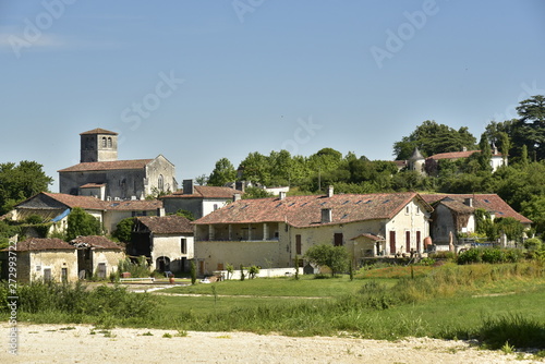 Le Bourg de Fontaine avec son église romane et ses fermes typiques de la région du Périgord Vert