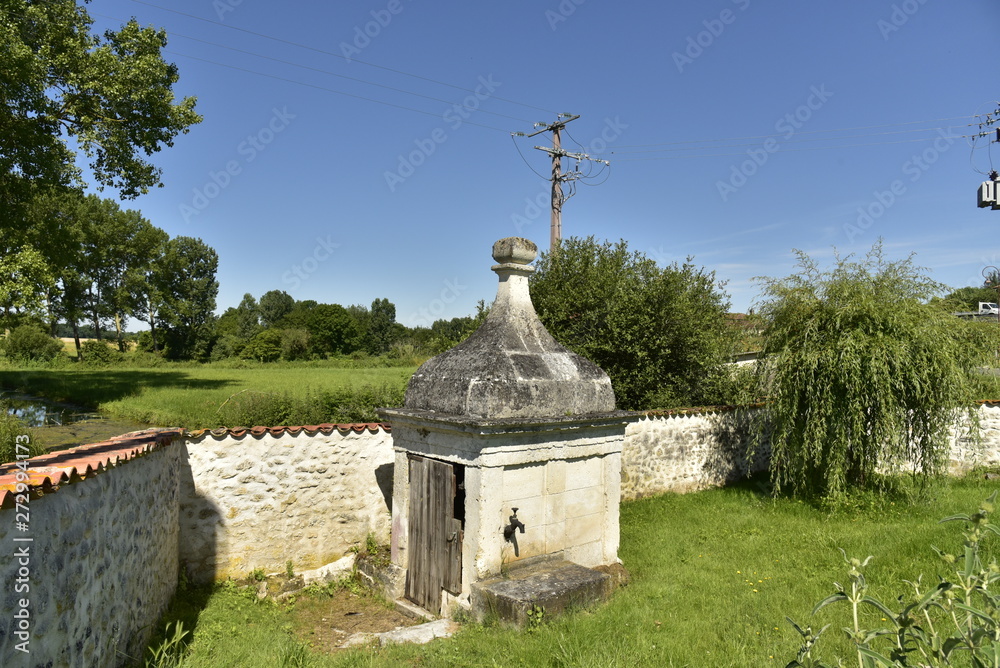 Ancienne pompe à eau commune au bourg de Fontaine au Périgord Vert