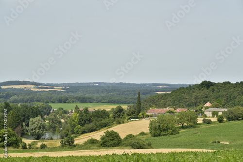 L'un des hameaux perché à flanc de colline dominant le village de Champagne et la vallée de la Lizonne au Périgord Vert