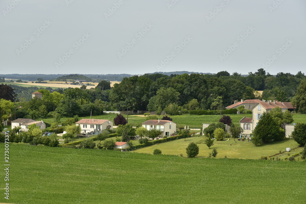L'ancienne école et quelques résidences secondaires en pleine nature ,vue depuis une colline à Vendoire au Périgord Vert L'ancienne école et quelques résidences secondaires en pleine nature ,vue depuis une colline à Vendoire au Périgord Vert