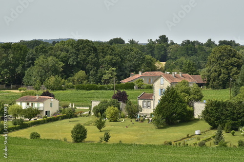 L'ancienne école et quelques résidences secondaires en pleine nature ,vue depuis une colline à Vendoire au Périgord Vert