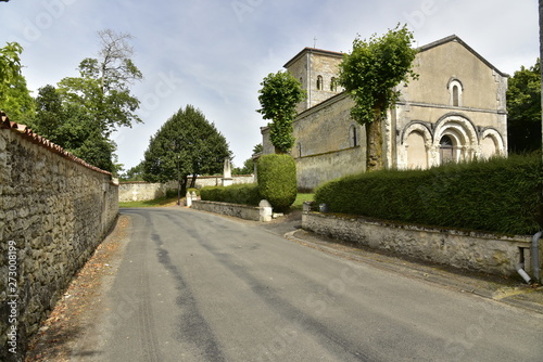 Route de campagne entre les murs d'enceinte du château et l'église de Vendoire au Périgord Vert
