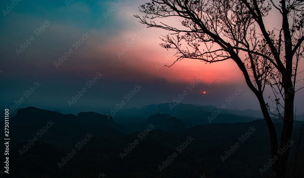 Fototapeta premium Dramatic sky and mesmerizing sunset