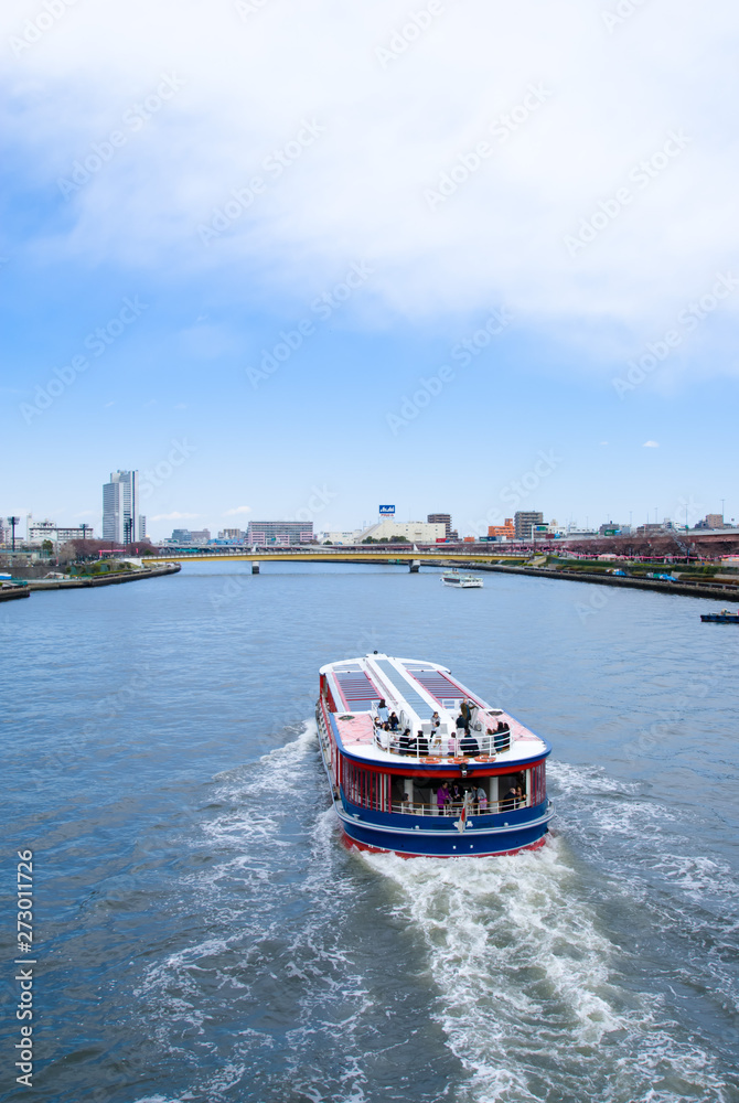 Obraz premium A pleasure boat to go to Sumida River - 隅田川を行く遊覧船
