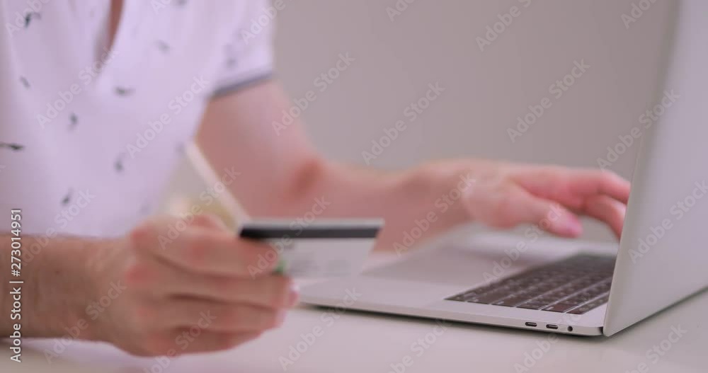 Online purchase with smart phone, rewrite number of credit card into laptop Online purchase with smart phone, rewrite number of credit card into laptop