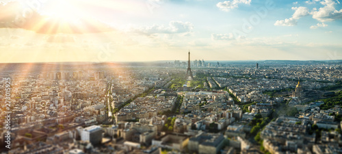 Canvas Print Paris street with view on the famous paris eiffel tower on a sunny day with some