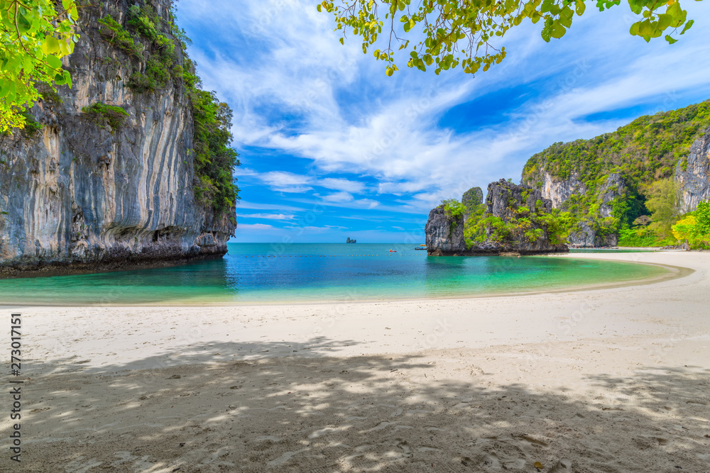 Obraz premium Hong Islands,Beautiful tropical sandy beach and lush green foliage on a tropical island ,thailand