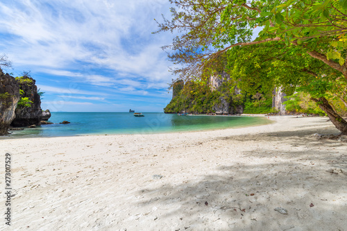 Fototapeta Naklejka Na Ścianę i Meble -  Hong Islands,Beautiful tropical sandy beach and lush green foliage on a tropical island ,thailand