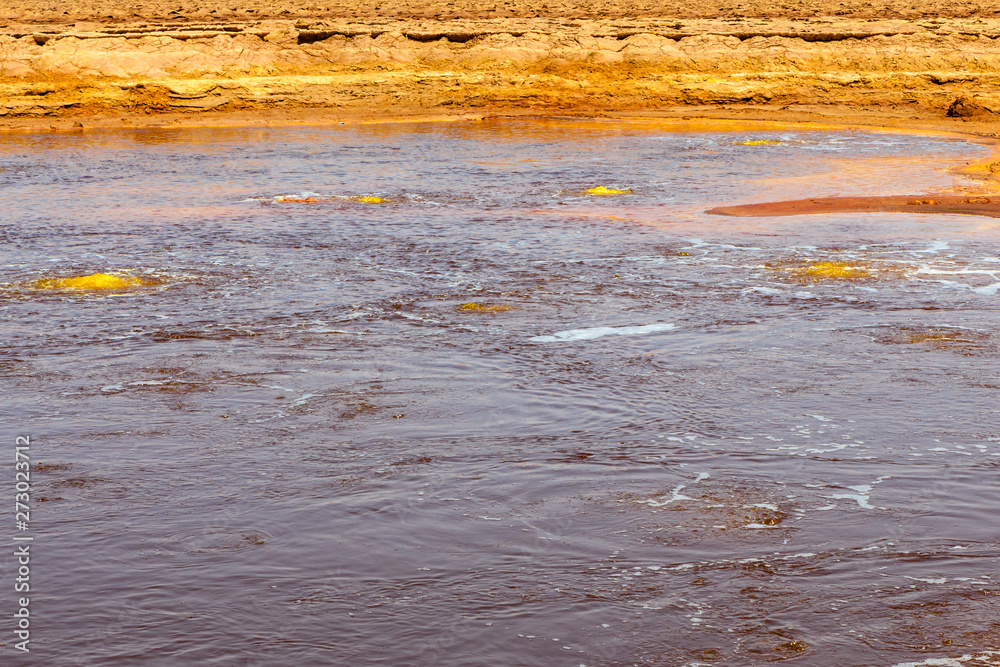 Φωτογραφία yellow sulphur springs lake in Dallol, Afar region of the Danakil Depression