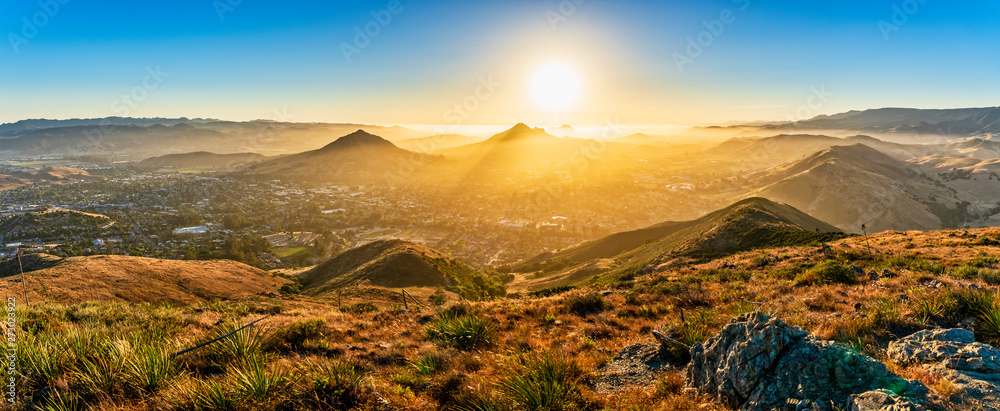 Φωτογραφία Sunset over Mountains and City