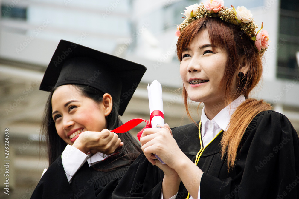 Φωτογραφία Beautiful Graduate graduates two asia woman smile and are happy after graduation