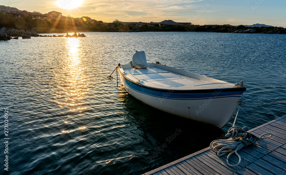 Ruderboot bei Sonnenuntergang