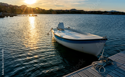 Ruderboot bei Sonnenuntergang