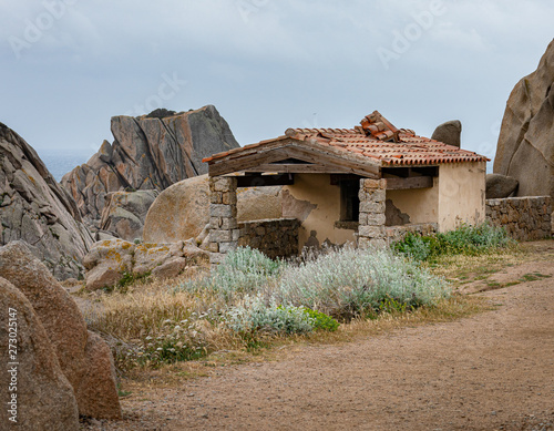 verlassene Hütte in den Granitfelsen von Capo Testa auf Sardinien