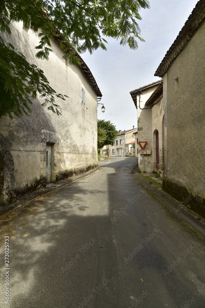 Rue étroite entre les vieilles fermes au bourg de Champagne au Périgord Vert