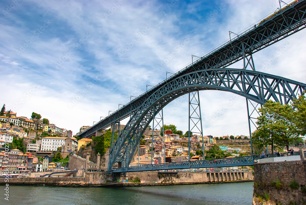 Obraz premium The iconic Dom Luis I arch bridge crossing the Duoro river in Porto, Portugal